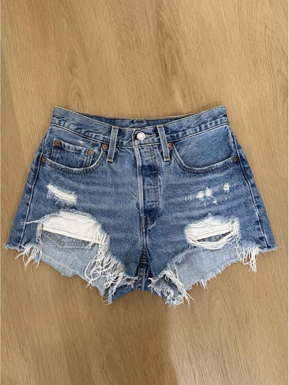 Levi’s 501 Original Fit Denim Shorts – W26